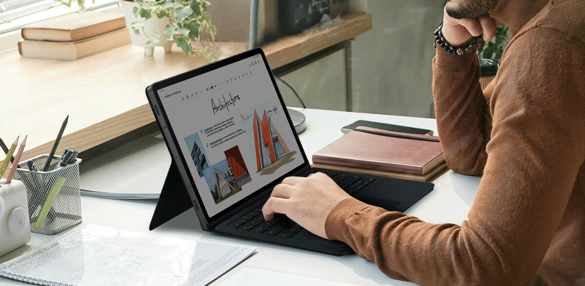 Etui z klawiaturą Samsung Book Cover Keyboard do Tab S9 czarne mężczyzna pracujący przy tablecie