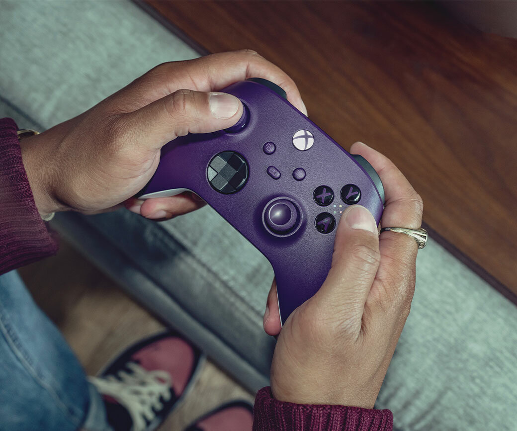 Kontroler Microsoft Xbox Series Wireless fioletowy widok na dłonie trzymające kontroler od frontu