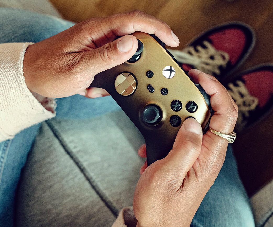 Kontroler Microsoft Xbox Series Gold Shadow bezprzewodowy widok na kontroler trzymany w rękach