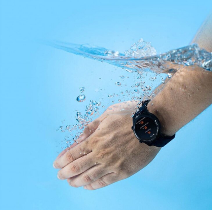 Smartwatch Haylou RS3 czarny pokazany zegarek na ręku pod wodą