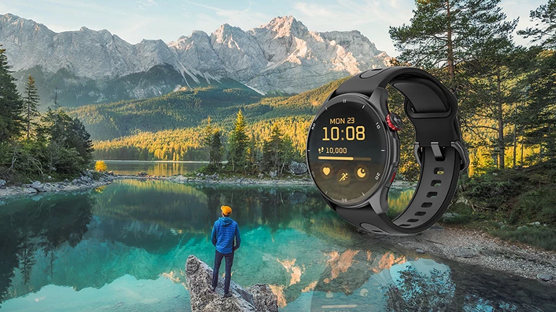 Smartwatch myPhone Watch Adventure czarny widok na mężczyznę stojącego koło jeziora