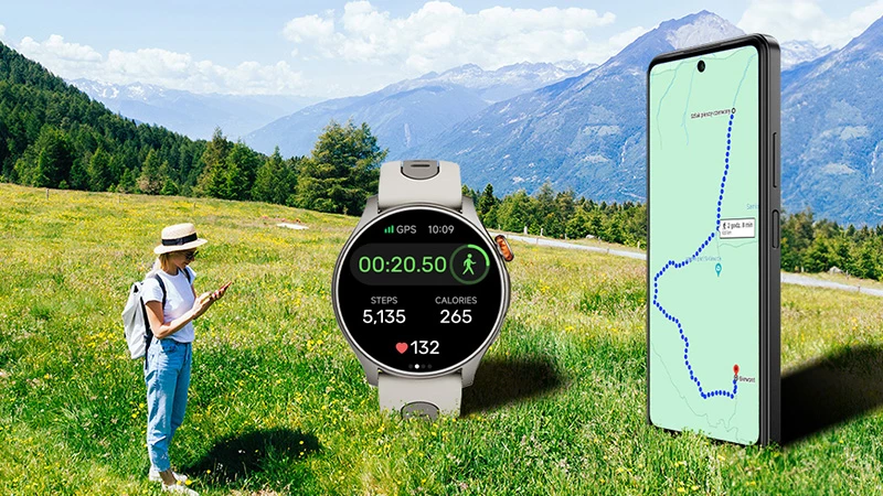 Smartwatch myPhone Watch Adventure szary widok na kobietę stojącą na polanie