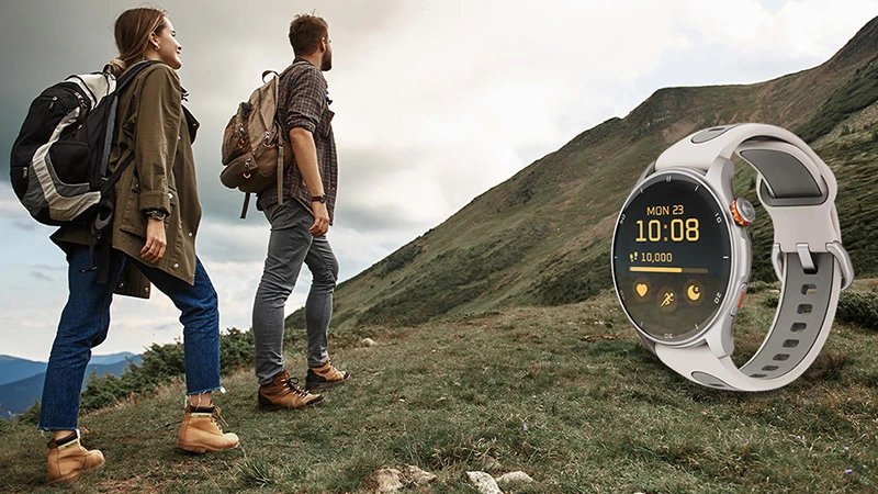 Smartwatch myPhone Watch Adventure szary widok na mężczyznę i kobietę wchodzących pod górę