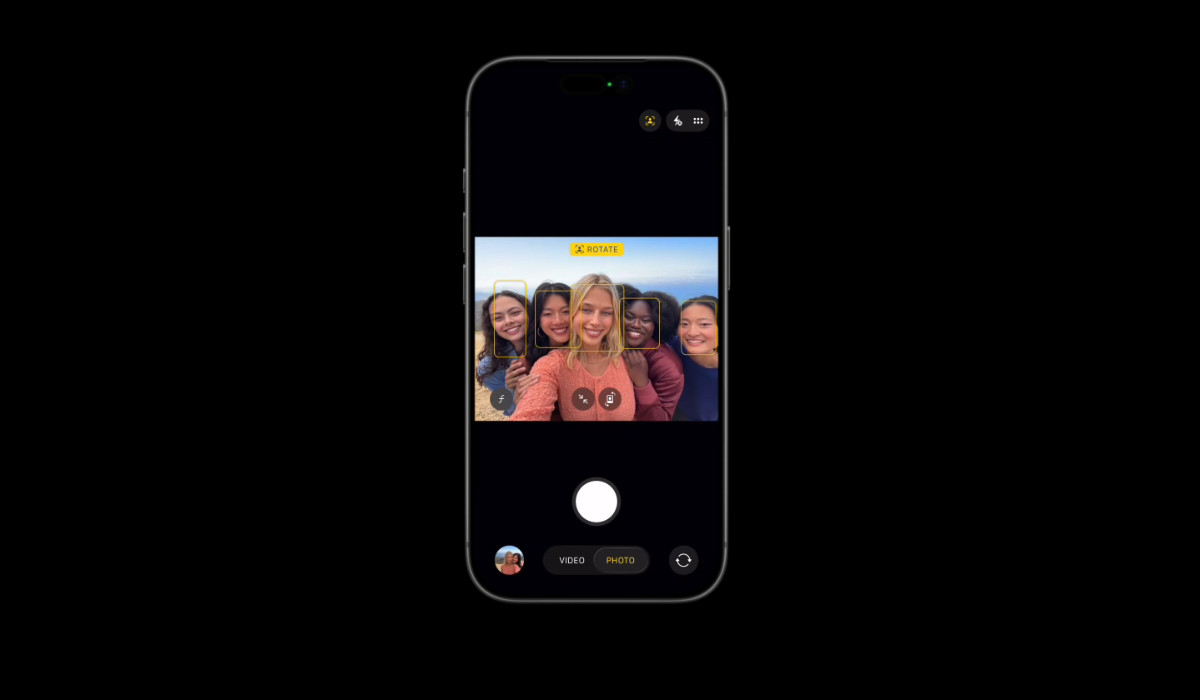 Smartfon Apple iPhone 17 Pro Max grafika przedstawia grupę kobiet robiącą selfie