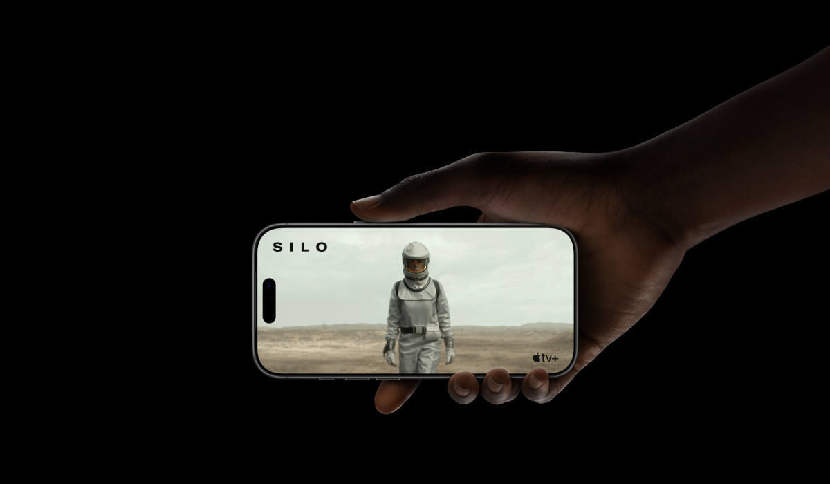 Smartfon Apple iPhone 17 Pro Max grafika przedstawia smartfon w ręku z włączonym filmem na ekranie