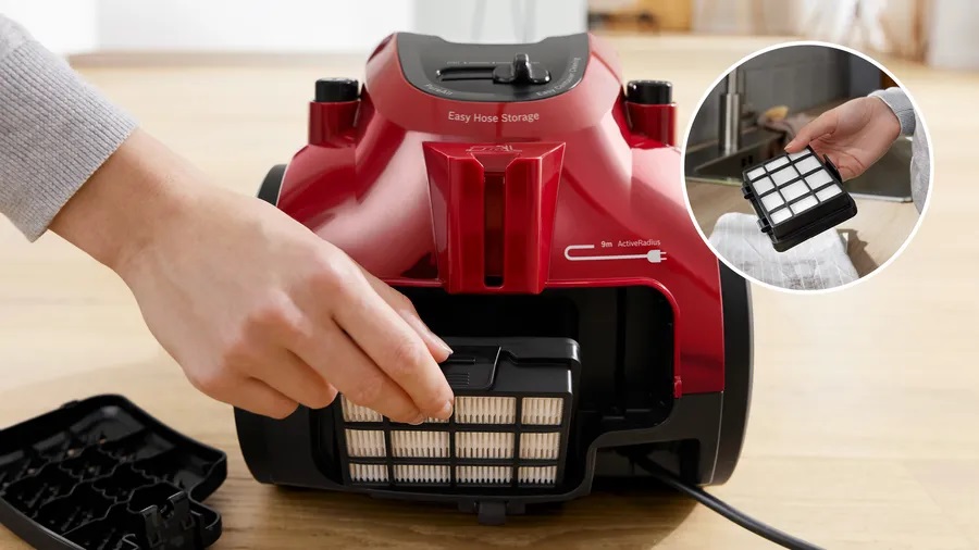 Odkurzacz bezworkowy Bosch BGC05AAA2 700W czerwony widok na filtr