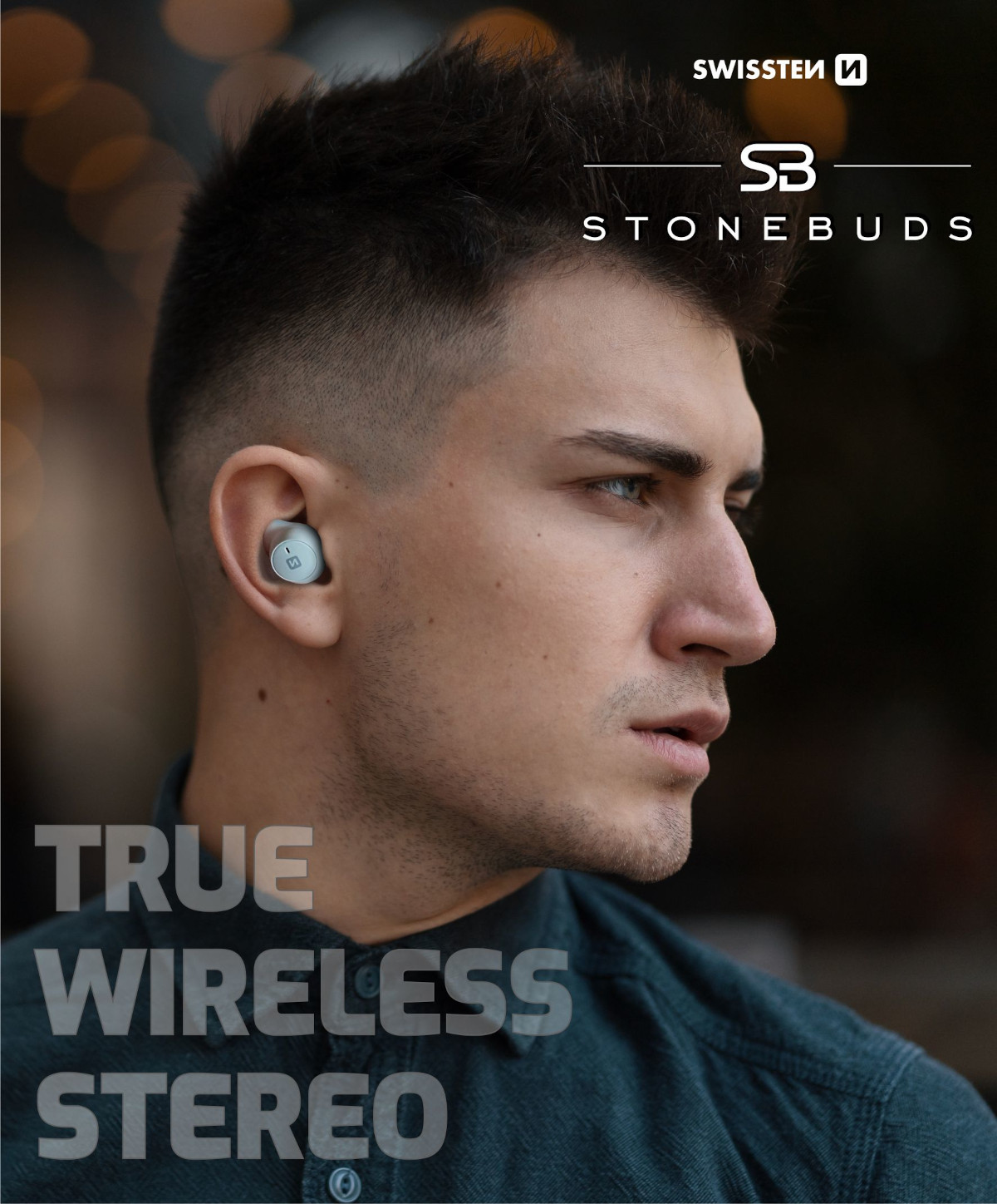 Słuchawki Swissten Stonebuds czarne widok na mężczyznę z słuchawką w uchu