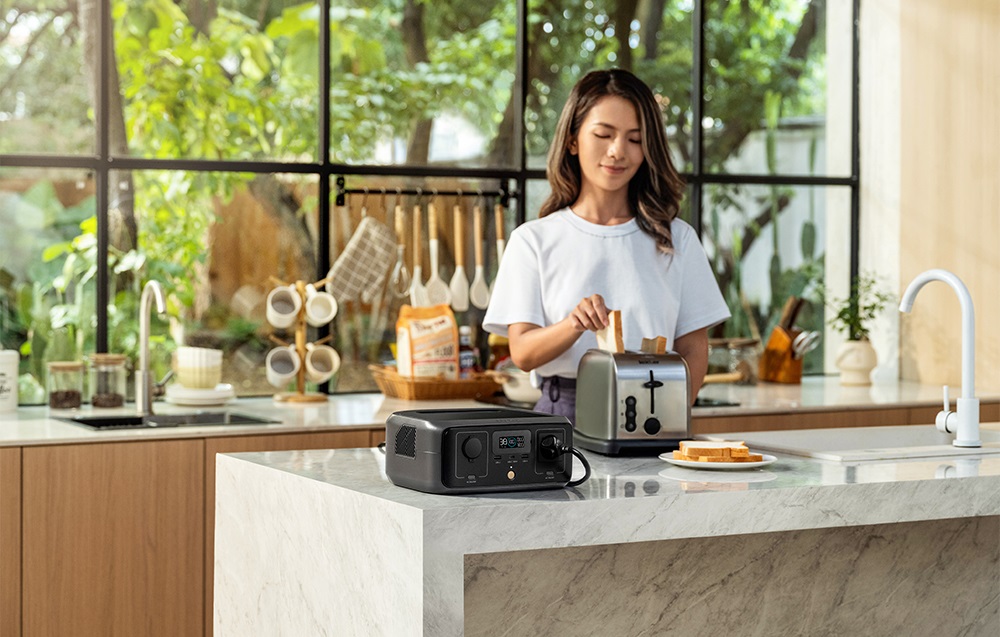 Przenośna stacja zasilania EcoFlow River 3 245 Wh  pod skosem na blacie w kuchni