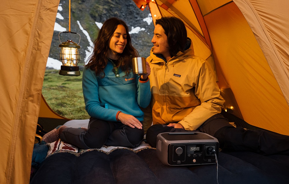 Przenośna stacja zasilania EcoFlow River 3 245 Wh  pod skosem w namiocie