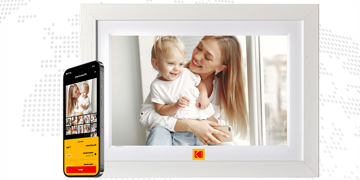 Ramka cyfrowa do zdjęć Kodak RCF-1018 biała front i telefon z włączoną aplikacją