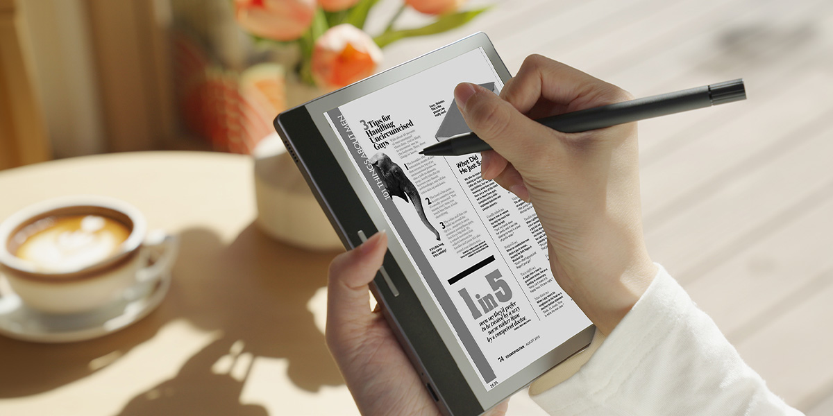 Czytnik e-booków Bigme B751 7' czarny pod skosem w trakcie używania rysika