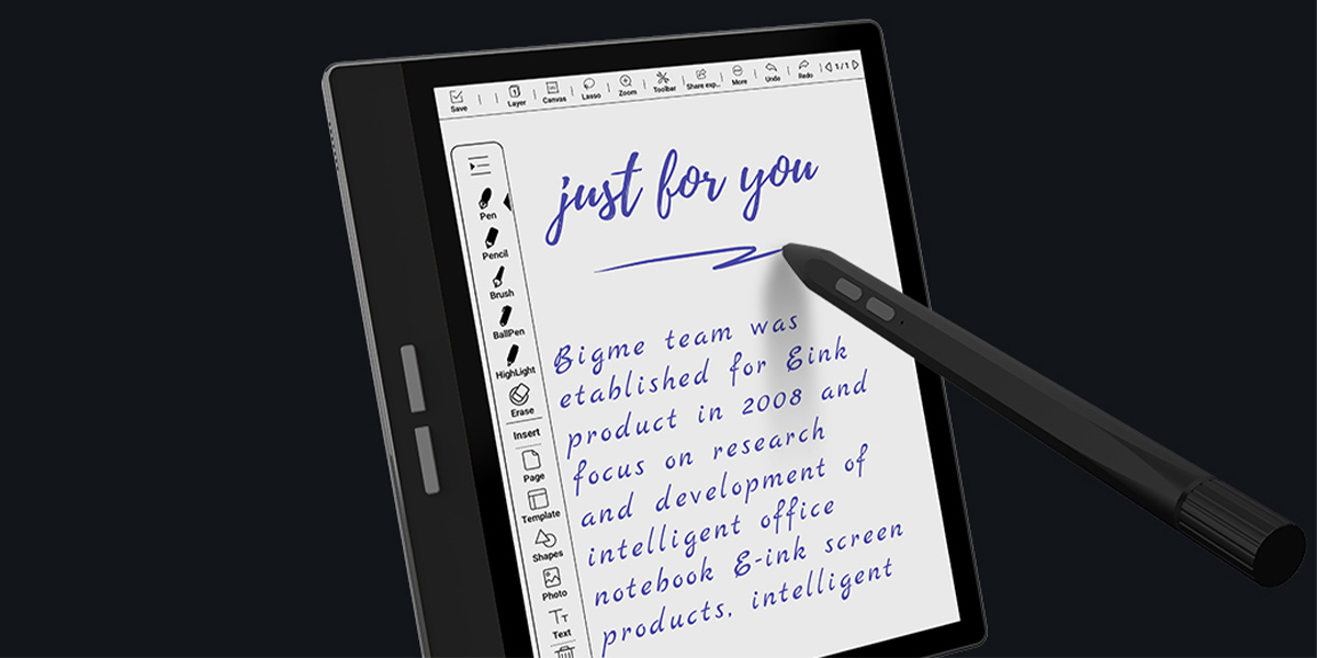 Czytnik e-booków Bigme B751C 7' czarny pod skosem w trakcie używania rysika