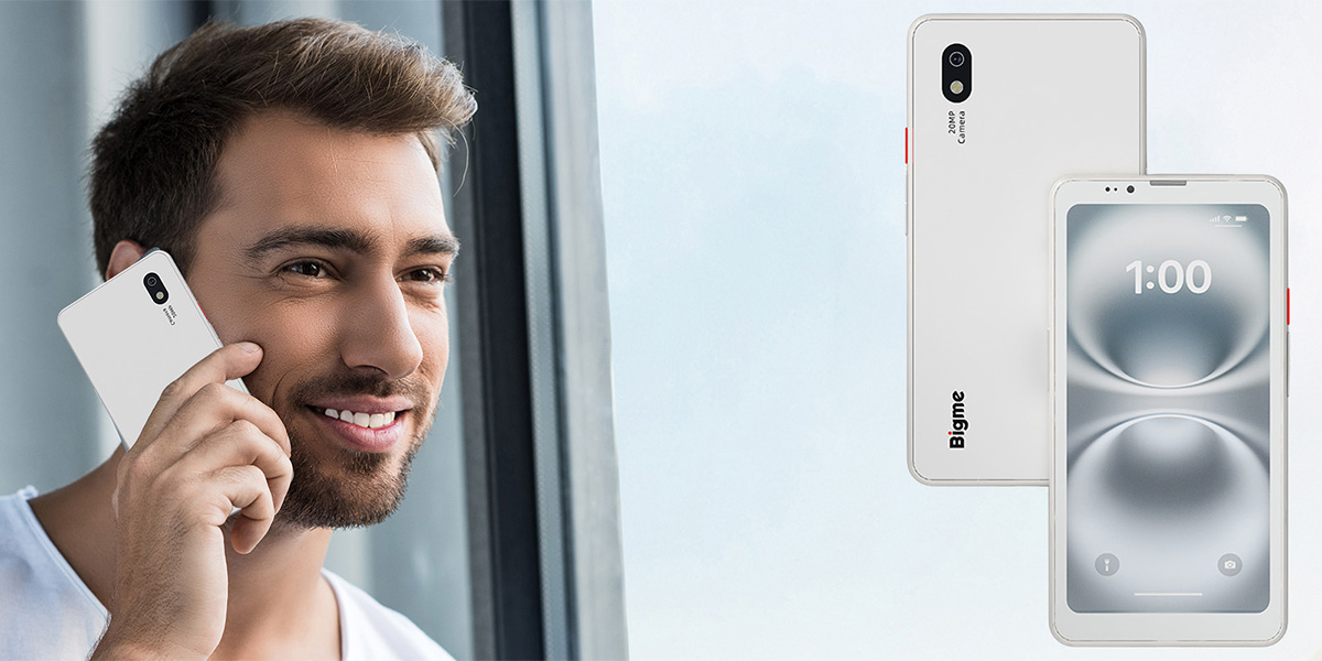 Czytnik e-booków Bigme Hibreak Pro 2w1 8GB/256GB mężczyzna rozmawiający przez czytnik