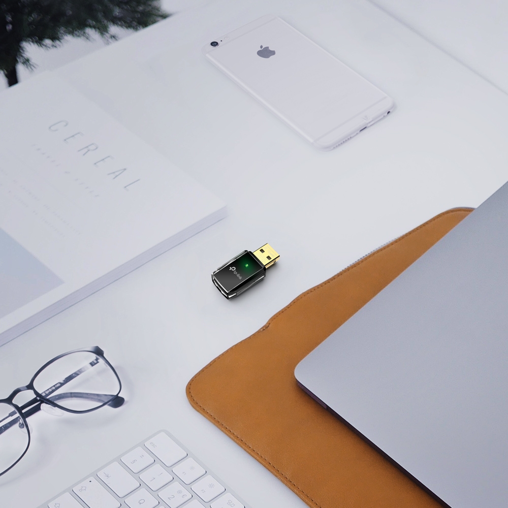 Karta sieciowa TP-Link  Archer T2U USB pod skosem na biurku