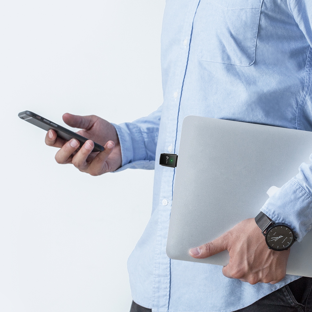 Karta sieciowa TP-Link  Archer T2U USB podłączona do laptopa