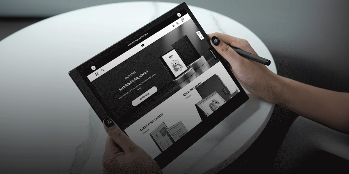 Czytnik e-booków Bigme B1051 Lite 10,3' pod skosem trzymany w dłoniach