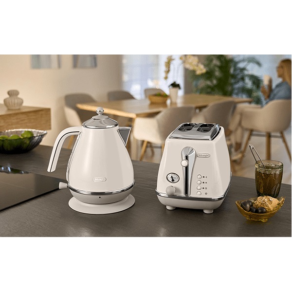 Czajnik DeLonghi Icona Capitals KBOC2001.W grafika przedstawia urządzenie od frontu