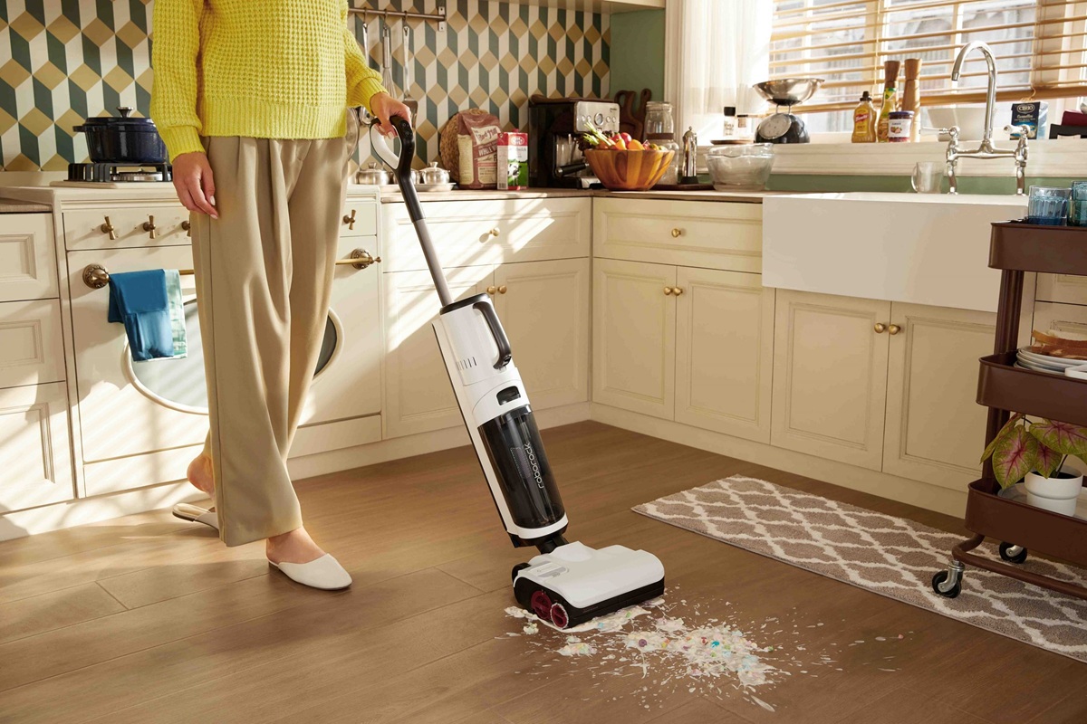 Odkurzacz pionowy Roborock Dyad Pro Combo biały grafika przedstawia urządzenie podczas czyszczenia podłogi