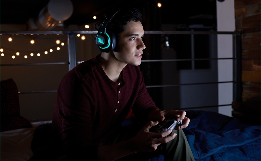 Słuchawki JBL Quantum 810 Bluetooth czarne mężczyzna grający na konsoli ze słuchawkami na uszach 