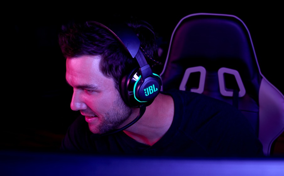Słuchawki JBL Quantum 810 Bluetooth czarne mężczyzna ze słuchawkami na uszach