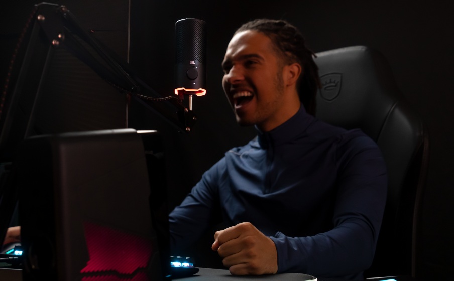 Mikrofon JBL Quantum Stream USB czarny mężczyzna śpiewający do mikrofonu