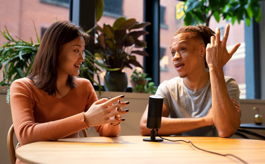 Mikrofon JBL Quantum Stream USB czarny kobieta i mężczyzna nagrywający rozmowę