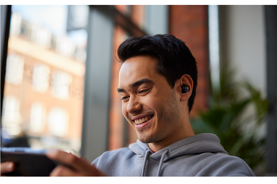 Słuchawki nauszne JBL Quantum ONE grafika przedstawia słuchawki w uchu