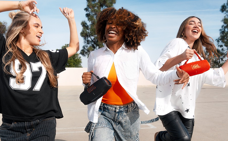 Głośnik JBL Charge 6 Bluetooth czarny trzy kobiety bawiące się do muzyki grającej z dwóch głośników