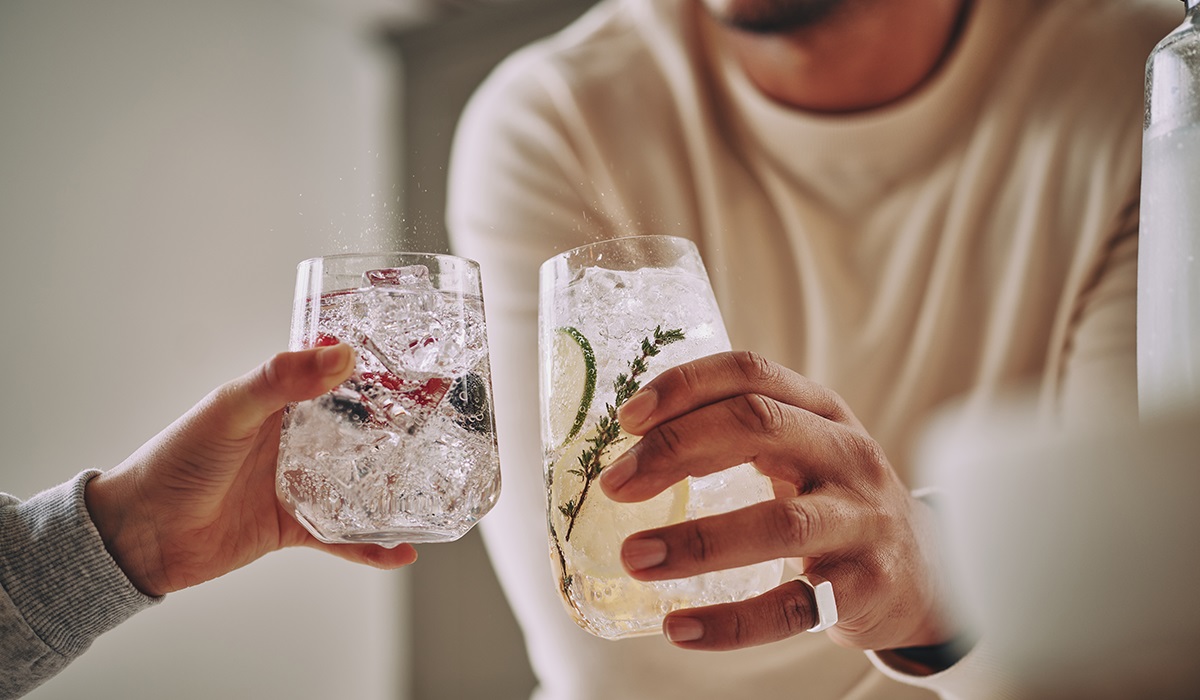 Butelki SodaStream Fuse Free Birds grafika przedstawia dwie butelki szklanki w ręce