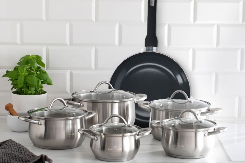 Zestaw garnków Zwieger Virtu 6 elementów od frontu na blacie