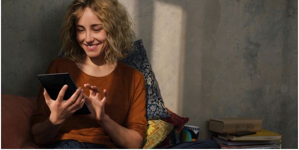 Czytnik e-booków inkBook Solaris fioletowy widok na kobietę trzymającą czytnik w dłoni