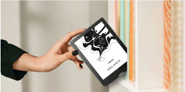 Czytnik e-booków inkBook Solaris fioletowy widok na czytnik pod skosem trzymany w dłoni