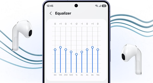 Słuchawki Samsung Galaxy Buds4 czarne słuchawki i smartfon pomiędzy nimi z włączonymi ustawieniami
