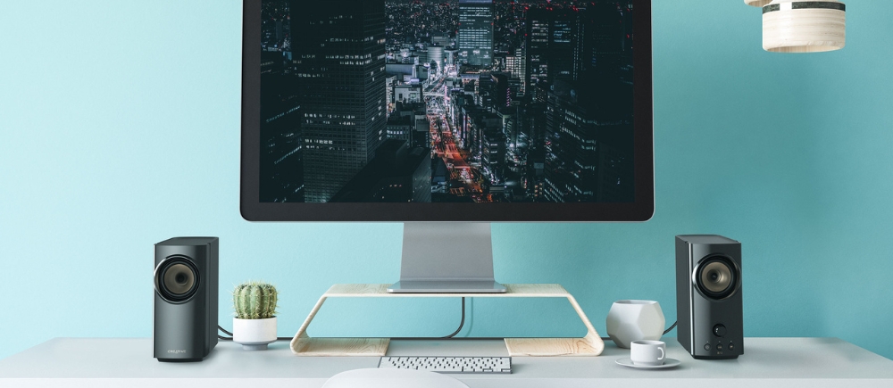 Głośniki komputerowe Creative T60 Bluetooth 5.0  od frontu obok monitora