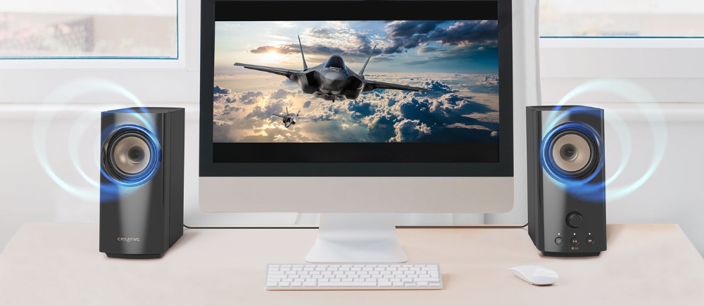 Głośniki komputerowe Creative T60 Bluetooth 5.0  od frontu obok monitora