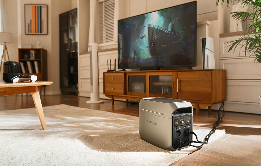 Przenośna stacja zasilania EcoFlow Delta 3 Plus 1024 Wh pod skosem na podłodze w salonie