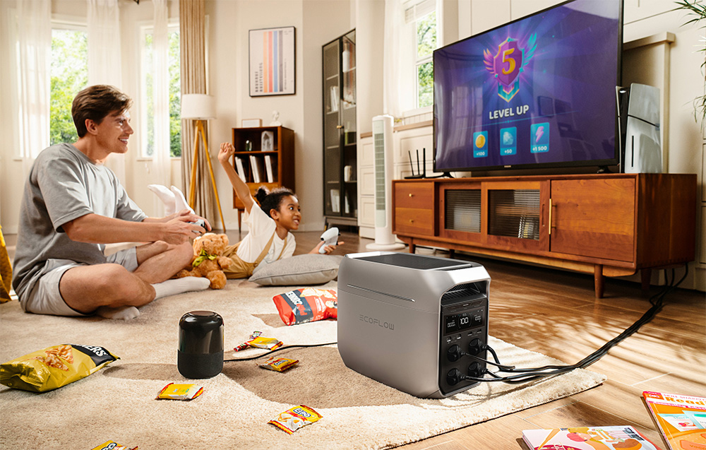 Przenośna stacja zasilania EcoFlow Delta 3 Plus 1024 Wh pod skosem na ziemi w salonie 