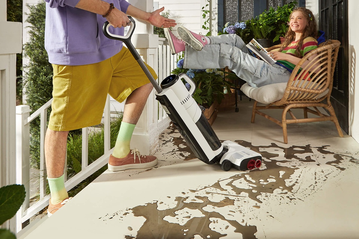 Odkurzacz pionowy Roborock Dyad Pro Combo biały grafika przedstawia urządzenie podczas czyszczenia podłogi