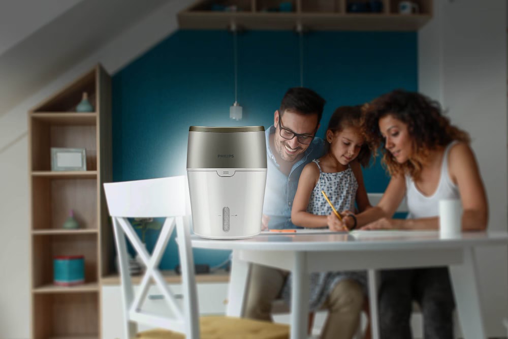 Nawilżacz powietrza Philips HU4803/01 220 ml/h od frontu z rodziną widoczną w tle