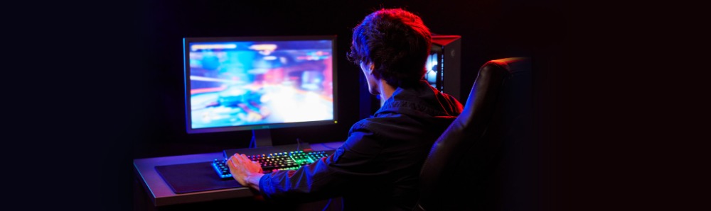 Pamięć RAM Kingston Fury Beast 64GB (2x32GB) 5200MHz DDR5 mężczyzna grający na komputerze