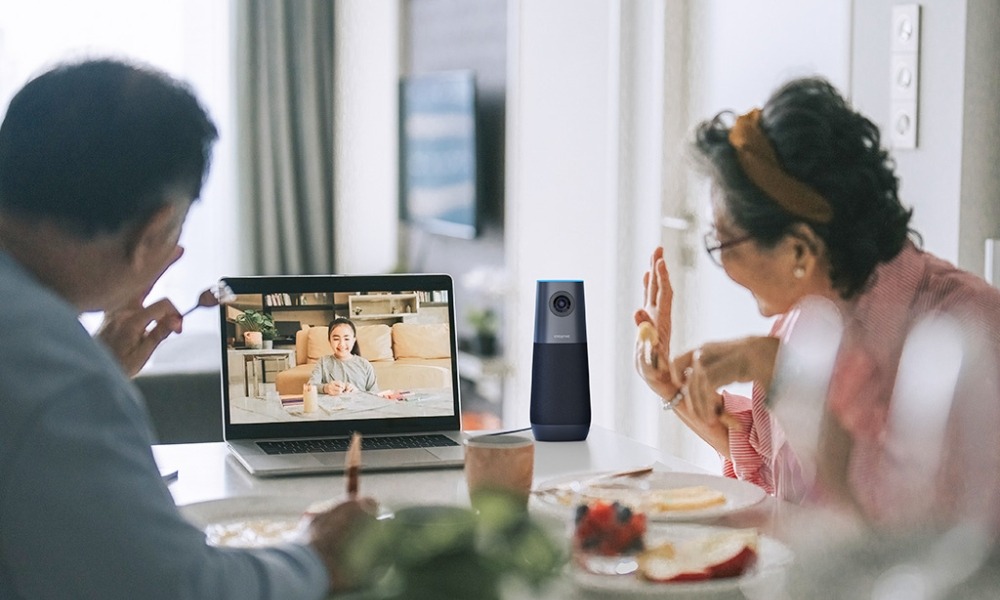 Kamera internetowa Creative Live! Meet 4K czarna na biurku w trakcie rozmowy wideo