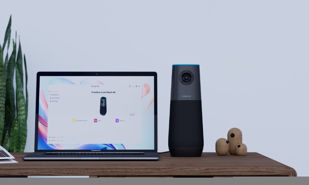 Kamera internetowa Creative Live! Meet 4K czarna obok laptopa