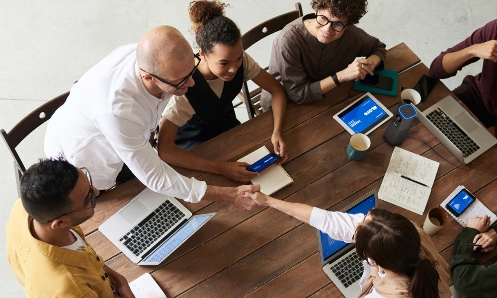 Kamera internetowa Creative Live! Meet 4K czarna na stole w trakcie konferencji 