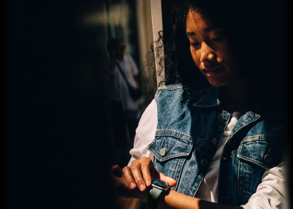 Smartwatch Apple Watch Series 11 kobieta patrząca na zegarek