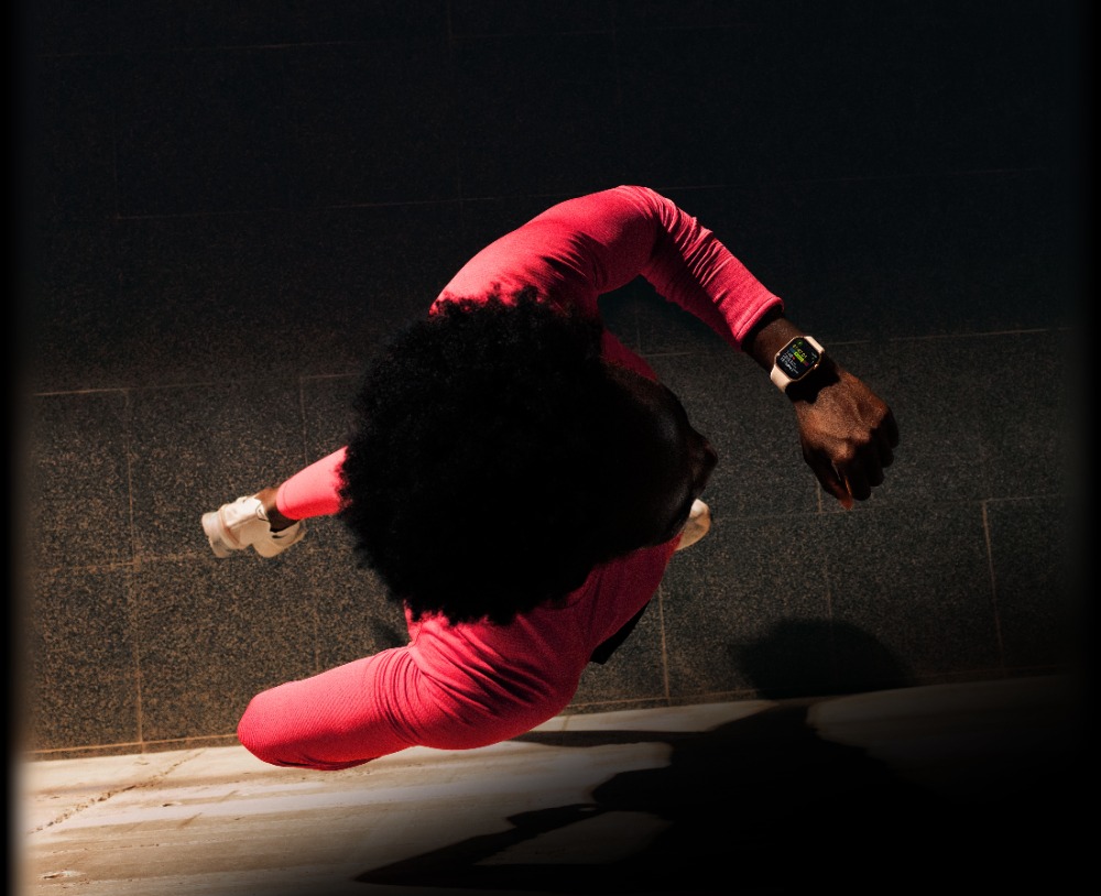 Smartwatch Apple Watch Series 11 mężczyzna biegnący z zegarkiem na nadgarstku