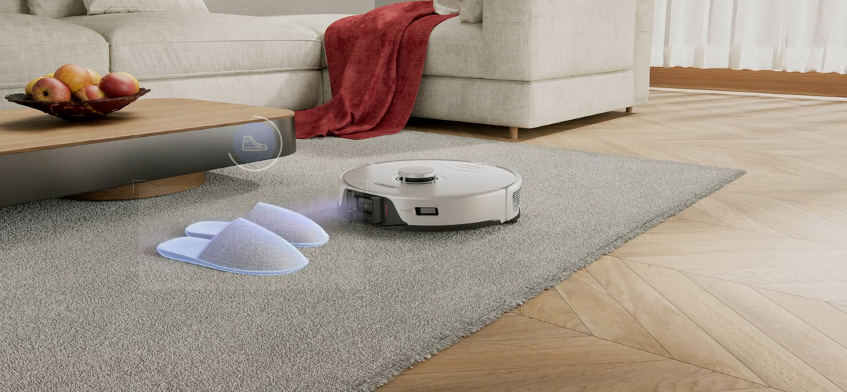 Robot sprzątający Roborock S8 kapcie na dywanie w salonie – system unikania przeszkód Reactive 3D