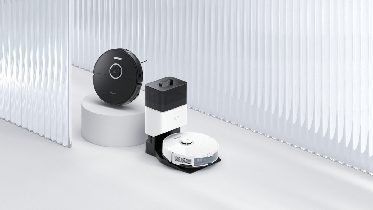 Robot sprzątający Roborock S8 wraz ze stacją dokującą na białym tle – nowoczesny design i porównanie modeli