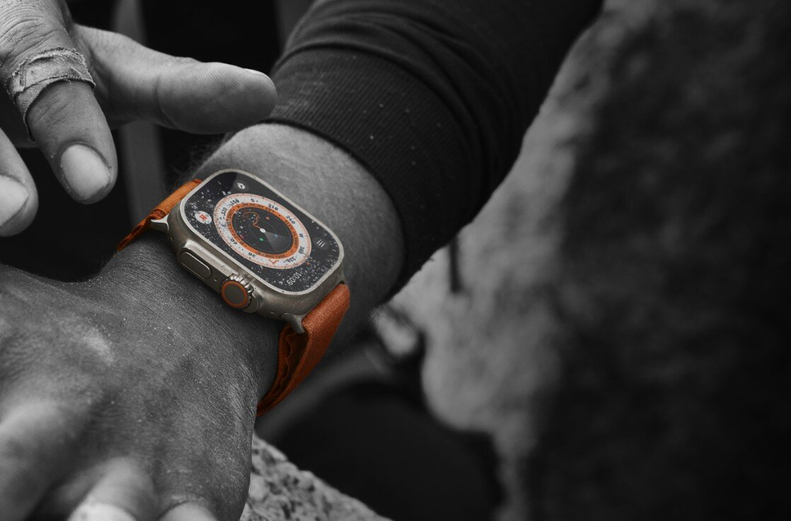 Smartwatch Apple Watch Ultra GPS + Cellular 49mm Orange Alpine Loop MQFM3WB/A pokazany włączony kompas