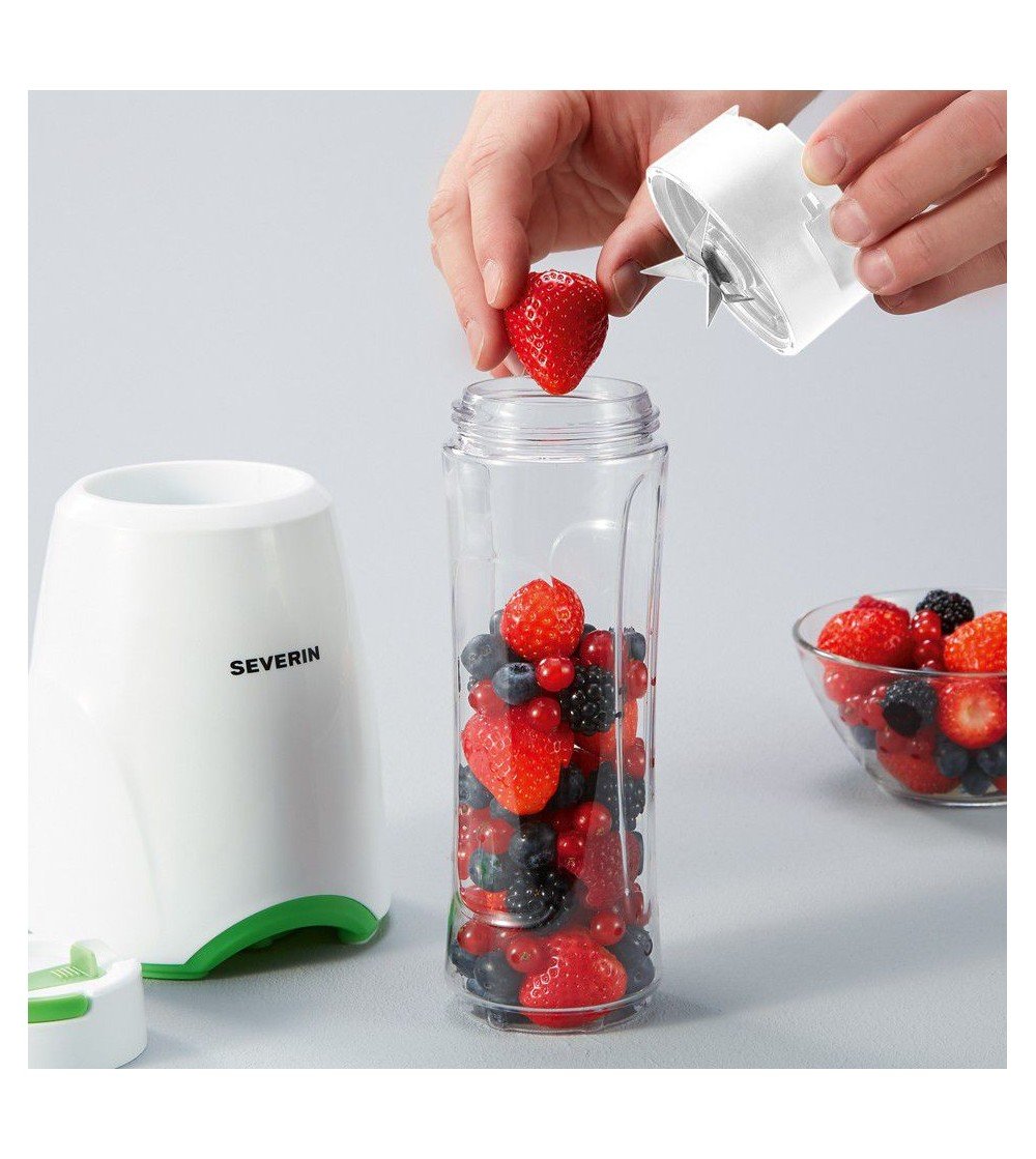 Blender do smoothie Mix and Go SEVERIN SM 3735 300W Biało-zielony widok od przodu podczas wrzucania truskawek do koktajlu