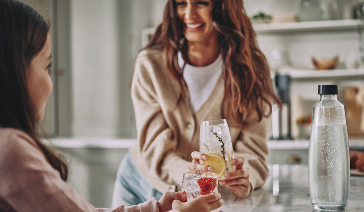 Butelka SodaStream Duo 1L szklana widok na dwie kobiety trzymające gotowe napoje w szklankach